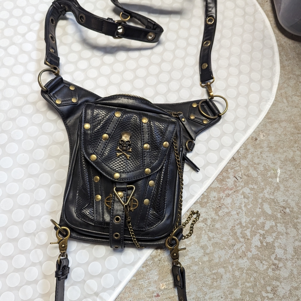 Crossbody thigh bag / satchel black and bronze with skull accent
